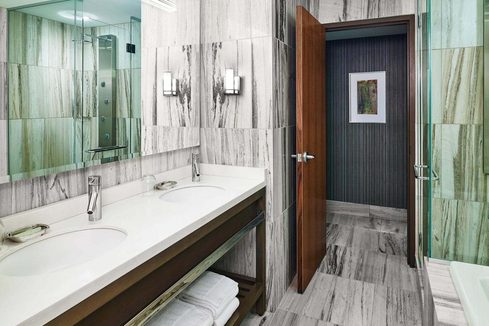 Отель The Westin Cleveland Downtown Экстерьер фото